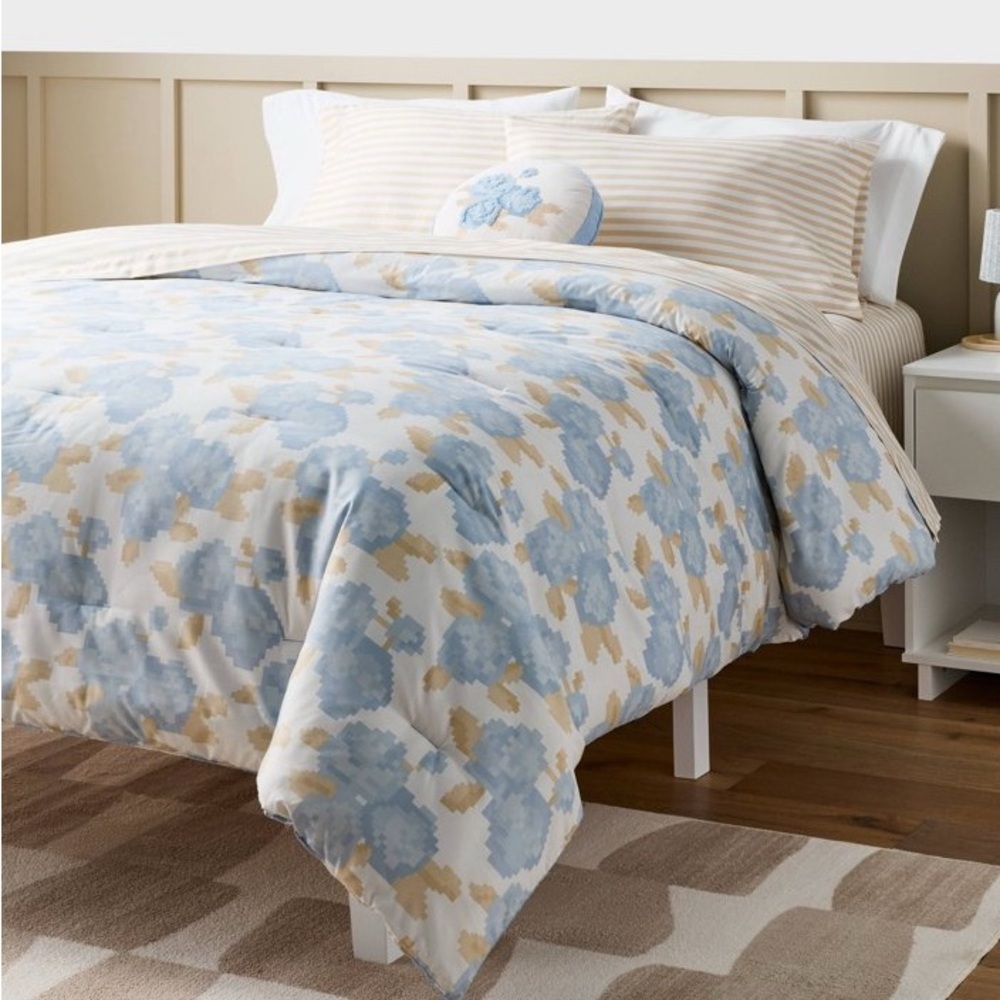 NWT Room Essentials Full/Queen Size Microfiber Reversible Comforter